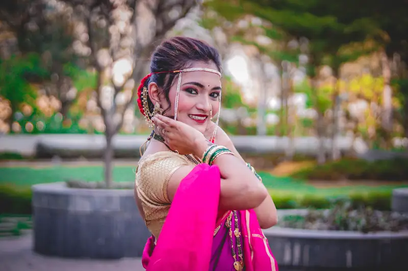 Anika finishing a Maharashtrian bride's look