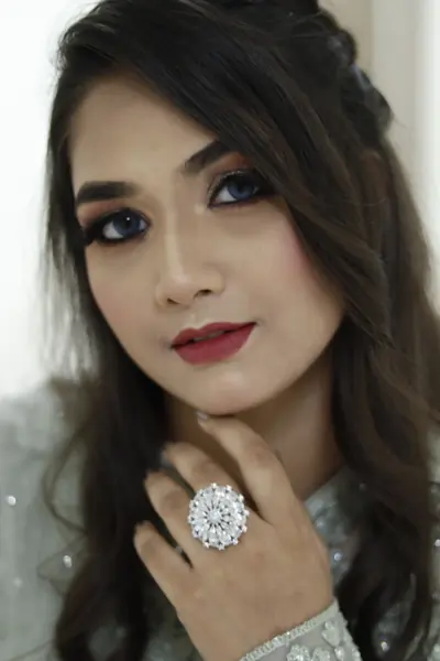 Reception look with glossy lips and a defined eye