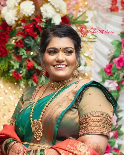 Maharashtrian bride in Kalyan wearing a nath and mundavalya
