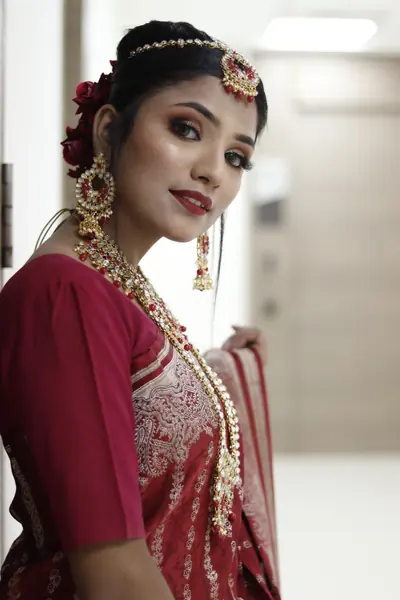 Dulhan makeup in a red saree with a full bridal set